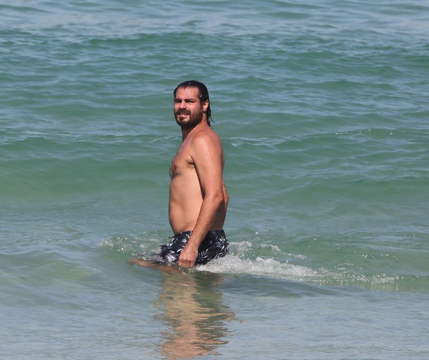 Thiago Lacerda na Praia da Barra da Tijuca (Foto: AgNews)