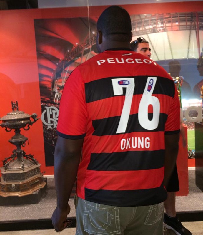 Okung exibe seu nome na camisa do Flamengo (Foto: Reprodução/Facebook)