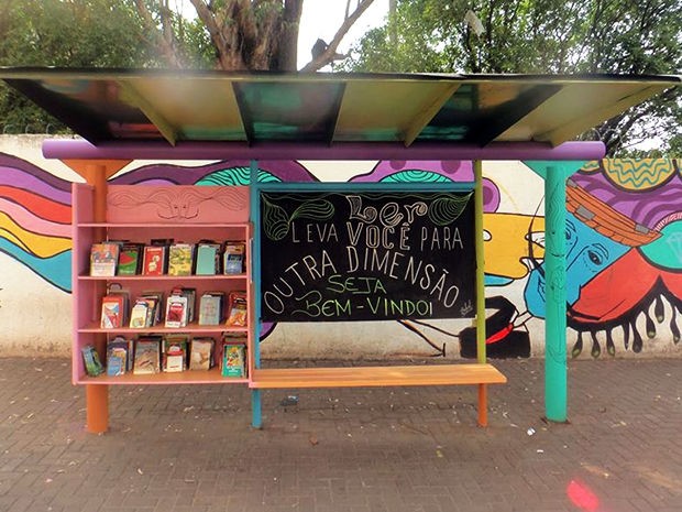 Biblioteca em ponto de ônibus de Cuiabá (Foto: Evertom Almeida/Arquivo pessoal)