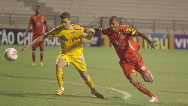 Tiago Marques, do Atlético Sorocaba, contra o Mirassol (Foto: Assis Cavalcante / Agência Bom Dia)