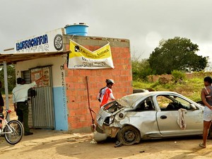 Segundo agentes de trânsito, condutor perdeu controle do carro e capotou (Foto: Ed Santos/Acorda Cidade)