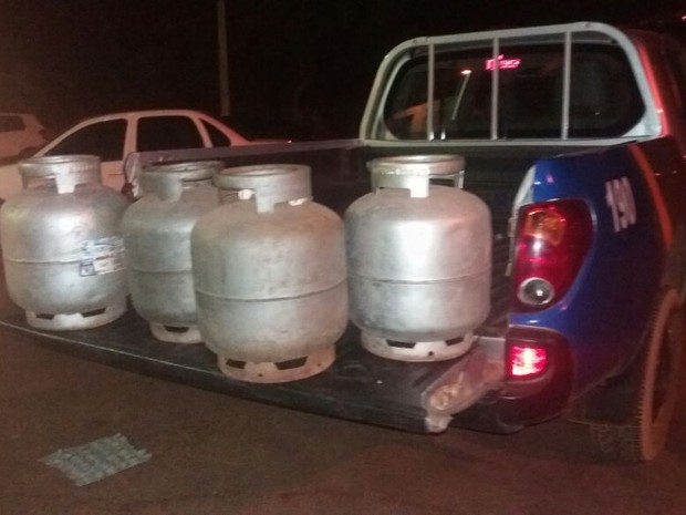 Suspeitos também furtaram quatro botijões de gás (Foto: PM/Divulgação)