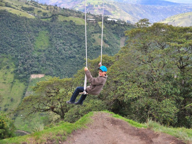 Jovem usa o 'balanço do fim do mundo' em Baños. no Equador (Foto: Rinaldo W/Creative Commons)