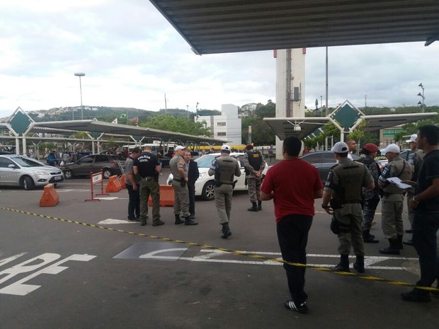 Carro estava no estacionamento de um supermercado na Avenida Cavalhada, na Zona Sul de Porto Alegre (Foto: Divulgação/BM)