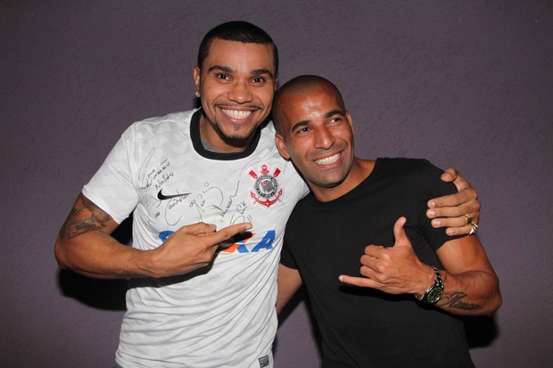 Naldo posa com camisa do Corinthians, autografa por Sheik (Foto: Thiago Duran/Ag News)