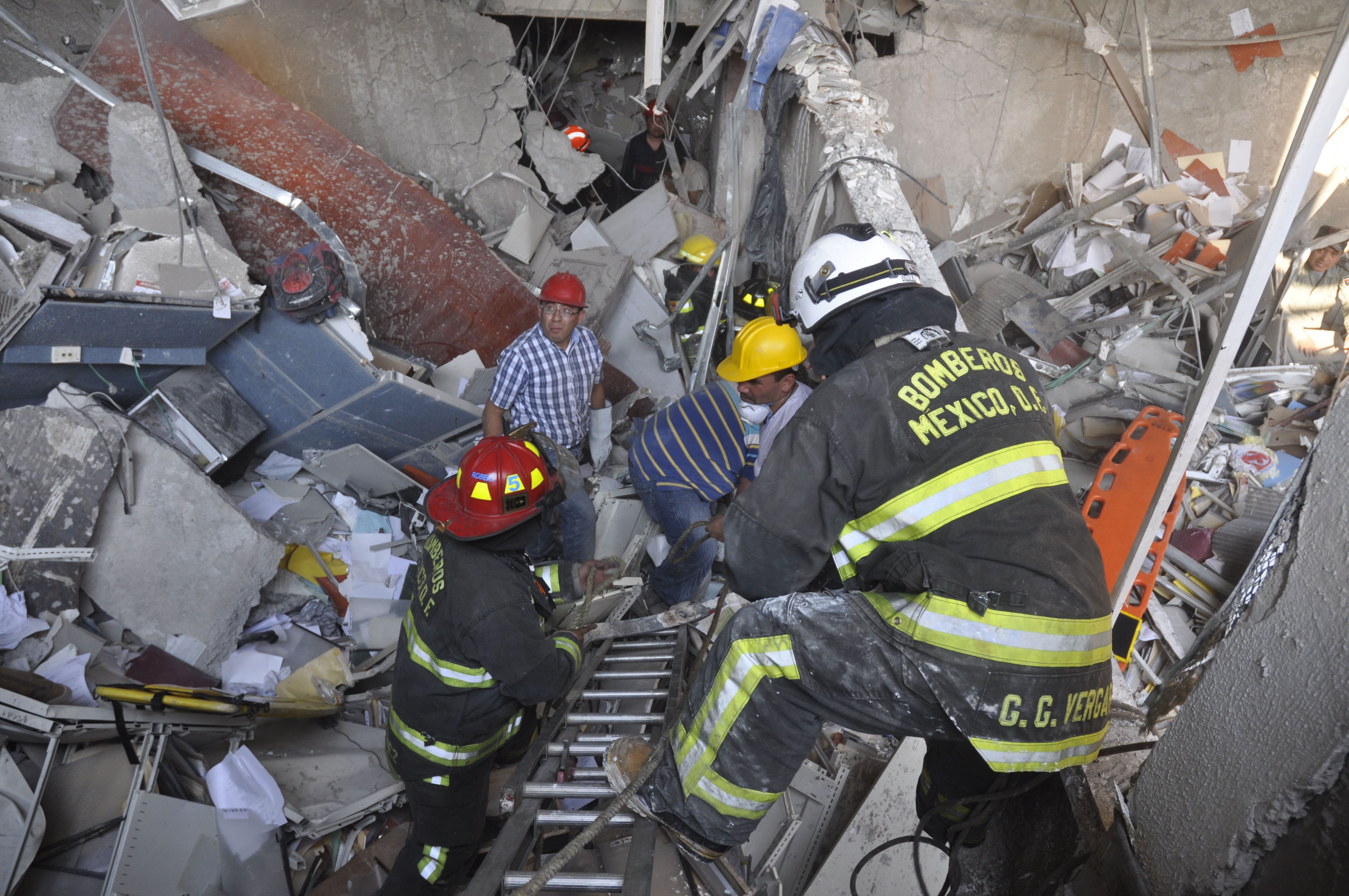 Bombeiros do México trabalham em meio aos escombros após explosão no edifício da empresa Pemex (Foto: AP Photo)