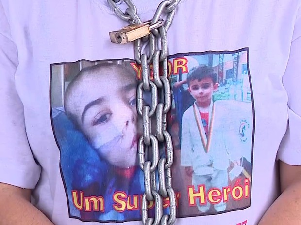 Mãe se acorrentou em frente ao Fórum de São Leopoldo (RS) (Foto: Reprodução/RBS TV)