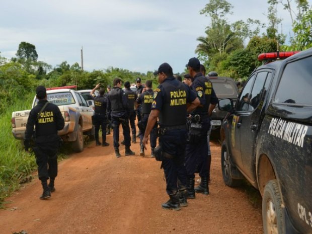 Policiais reforçam segurança na região que registrou 29 homicídios em novembro' (Foto: Eliete Marques/G1)