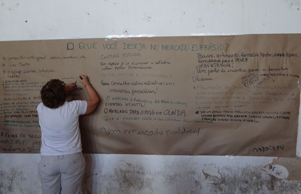 Manifestantes escrevem em mural o que desejam no Eufrásio Barbosa. (Foto: Luna Markman/G1)