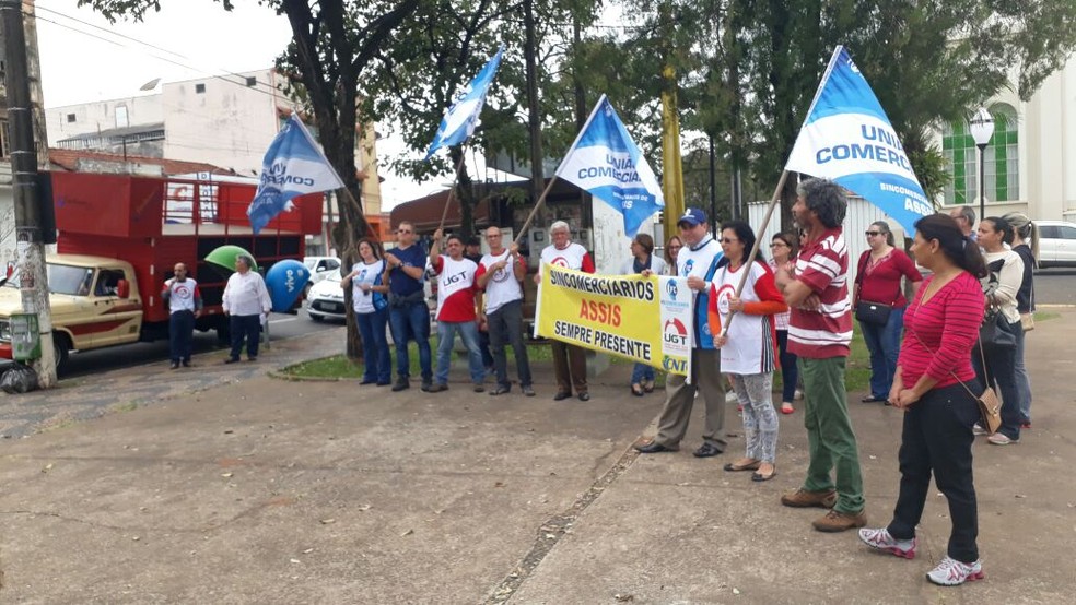 Em Assis, a concentração foi na Praça da Catedral (Foto: Romeu Neto / TV TEM )