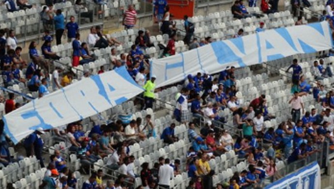 Torcida do Cruzeiro estende faixa pedindo a saída do presidente do Gilvan (Foto: Rafael Araújo)