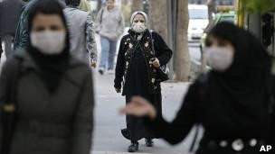 Iranianos costumam usar máscaras para sair às ruas de Teerã (Foto: AP/BBC)