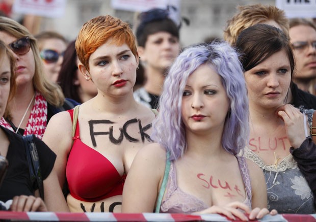Dezenas de mulheres participaram da 'Marcha das Vadias' em Londres. (Foto: Justin Tallis/AFP)