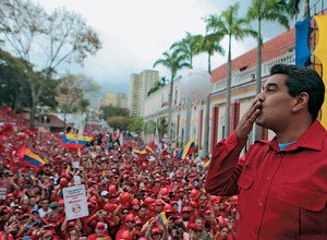 REAÇÃO Maduro manda beijos para os chavistas que ele convocou, em Caracas. O presidente tenta mostrar força (Foto: AFP)