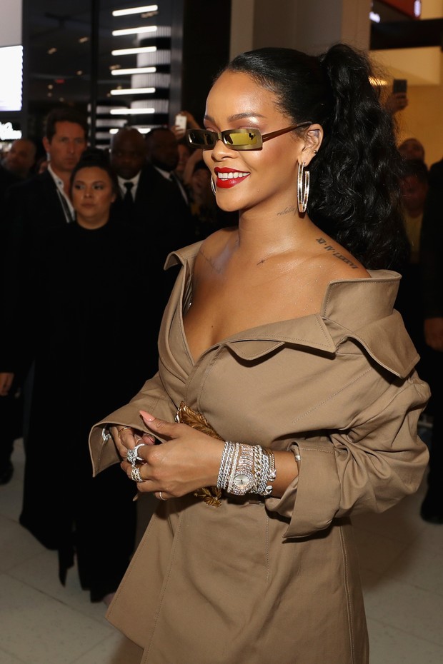Rihanna usando um mix de metais (Foto: Getty Images)
