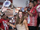 Viviane Araújo exibe coxões em noite de samba