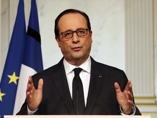 François Hollande faz pronunciamento nacional nesta sexta (9) após ação policial que encerrou dois sequestros na França (Foto: AP Photo/Remy de la Mauviniere)