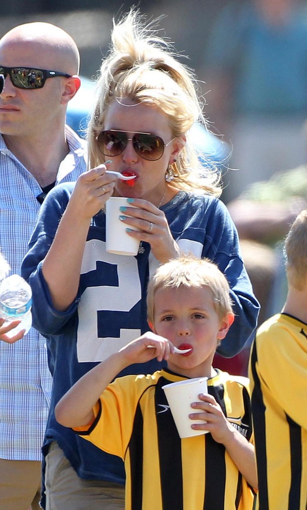 Britney Spears toma sorvete com o filho (Foto: The Grosby Group)