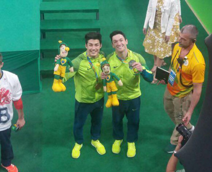 Arthur Nory e Diego Hypolito com o "Medalhito" (Foto: Reprodução/Facebook)