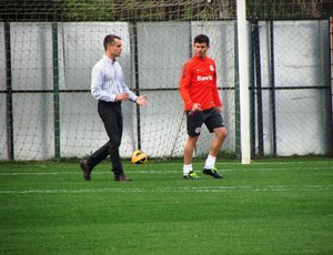 Alex conversa com médico do Inter Mateus Falcão (Foto: Tomás Hammes / GLOBOESPORTE.COM) Alex conversa com médico do Inter Mateus Falcão (Foto: Tomás Hammes / GLOBOESPORTE.COM)