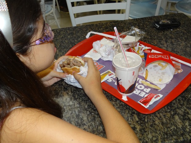 Crianças abusam de comidas gordurosas (Foto: Michelle Farias/G1)
