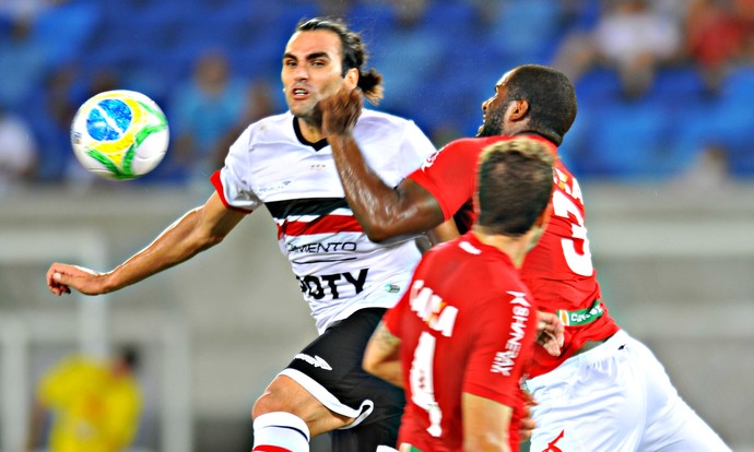 Léo Gamalho  (Foto: Aldo Carneiro - Pernambuco Press)