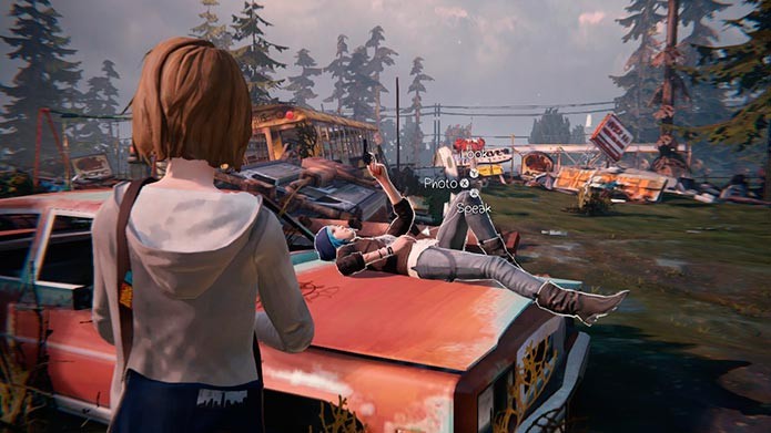 Mire a visão da câmera em Chloe quando ela deitar no carro (Foto: Reprodução/Tais Carvalho)