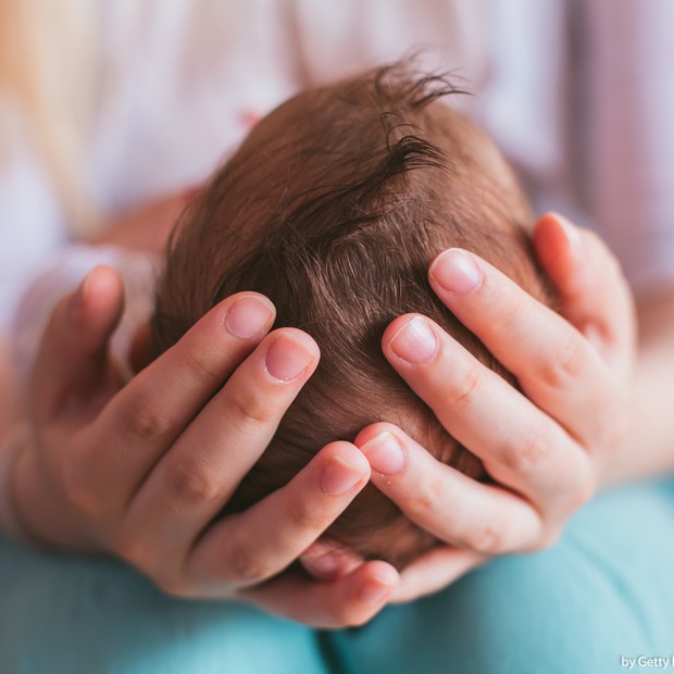 Mãe joga recém-nascidos da janela da maternidade ao descobrir que filha é especial (Foto: Getty) Mãe joga recém-nascidos da janela da maternidade ao descobrir que filha é especial (Foto: Getty)