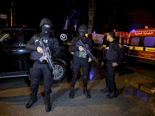 Policiais são vistos ao lado de uma ambulância após ataque em um ônibus militar em Tunis, na Tunísia. Pelo menos 11 pessoas morreram depois de uma explosão no ônibus que transportava guardas presidenciais em uma rua no centro da cidade (Foto: Zoubeir Souissi/Reuters) Policiais são vistos ao lado de uma ambulância após ataque em um ônibus militar em Tunis, na Tunísia. Pelo menos 11 pessoas morreram depois de uma explosão no ônibus que transportava guardas presidenciais em uma rua no centro da cidade (Foto: Zoubeir Souissi/Reuters)