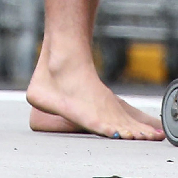 Detalhe dos pés de Liam Hemsworth (Foto: AKM-GSI) Detalhe dos pés de Liam Hemsworth (Foto: AKM-GSI)