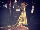 Fiorella Mattheis usa vestido dourado com cauda gigante