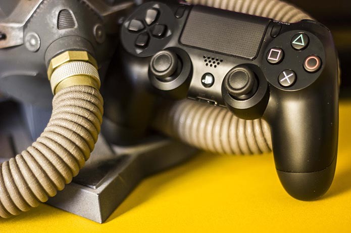 O Dualshock 4 é melhor e mais confortável que seu antecessor (Foto: Reprodução/Débora Magri)