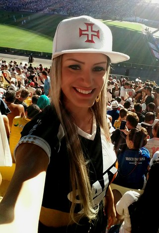 Torcedora do Vasco no Kleber Andrade: mulheres no estádio em Cariacica (Foto: Reprodução)