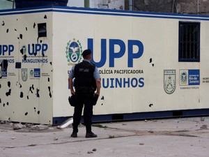 UPP de Manguinhos virou alvo de pedradas de moradores manifestantes, em protesto contra a morte de um jovem durante a madrugada. (Foto: Celso Barbosa/Futura Press/Estadão Conteúdo)