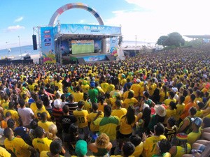 Fan Fest lotada de turistas em Manaus (Foto: Marina Souza/G1)