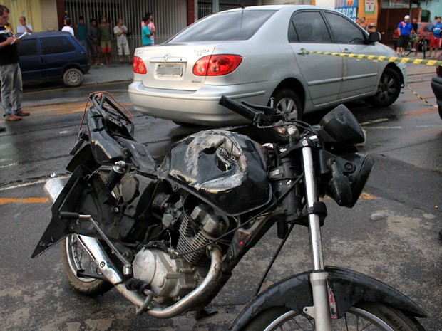 Moto usada pelo PM aposentado durante a detenção no bairro Alto São Pedro, em Taubaté. (Foto: Rauston Naves/Voz do Vale)