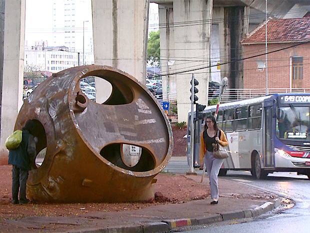 Estrutura caiu de um caminhão e ficou embaixo do viaduto da Avenida Lix da Cunha em Campinas (Foto: Reprodução/ EPTV)