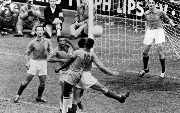 Vavá e Pelé Brasil França Copa 1958 (Foto: Getty Images)