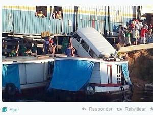 Kombi caiu sobre barco no Educandos (Foto: Reprodução/Twitter Trânsito Manaus)