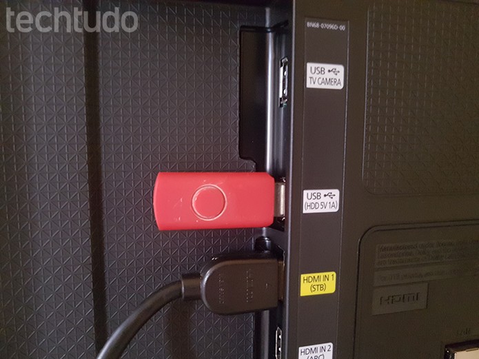 Insira o pendrive na porta USB principal da sua TV  (Foto: Filipe Garrett/TechTudo)