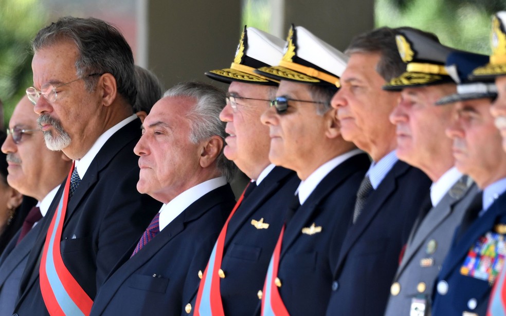 O presidente Michel Temer, ao lado do ministro Raul Jungmann (Defesa), em cerimônia da Marinha, em Brasília (Foto: Evaristo Sá / AFP)