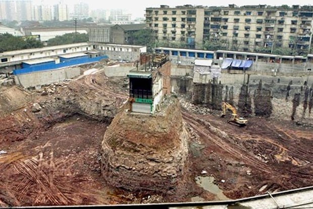 Prédio ficou isolado após dono recusar oferta para demoli-lo em Chongqing (Foto: Mark Ralston/AFP)