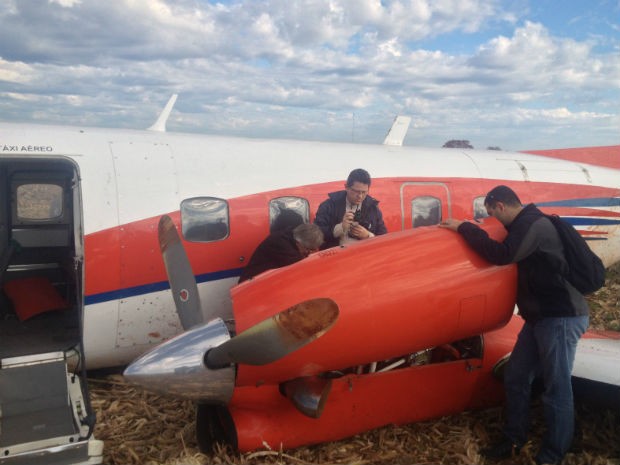 Peritos fazem coleta de dados de avião (Foto: DCaio Vasques / RPCTV Foz do Iguaçu)