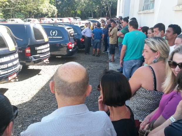 Parentes e amigos aguardaram a chegada dos caixões no centro comunitário (Foto: RBS TV/Reprodução)