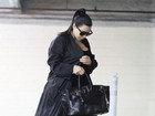 Kim Kardashian cobre a barriga com a bolsa e faz cara de aborrecida