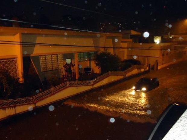 Tempestade provoca enchentes em Itajubá, MG. (Foto: Luciano Lopes / Tvf5.com)