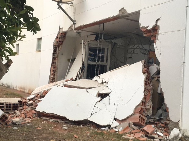 Criminosos explodiram uma parede lateral do banco (Foto: Ana Carolina Magalhães / Inter TV dos Vales)