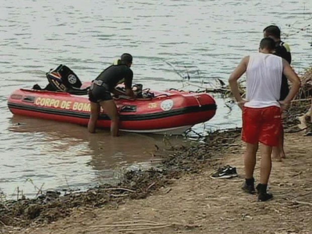 Corpo de Bombeiros percorreu a área do afundamento com botes infláveis (Foto: Reprodução / TV Globo)