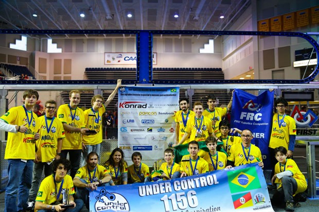 Formada por estudantes de ensino médio do Rio Grande do Sul, equipe brasileira Under Control, disputa torneio de robótica nos EUA. (Foto: Divulgação/Arquivo Pessoal/Felipe Ghesla)