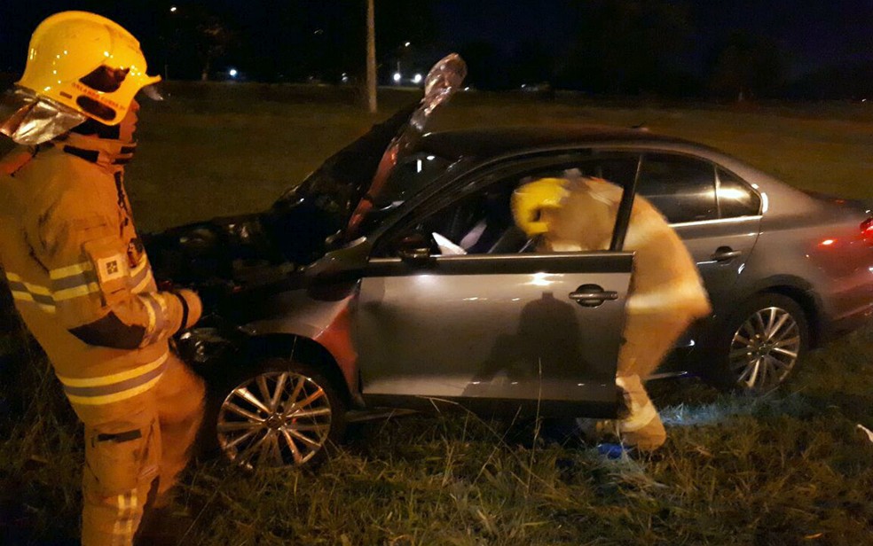 Carro que provocou acidente que matou mãe e filho em Brasília abandonou o carro após colisão (Foto: Corpo de Bombeiros/Divulgação)